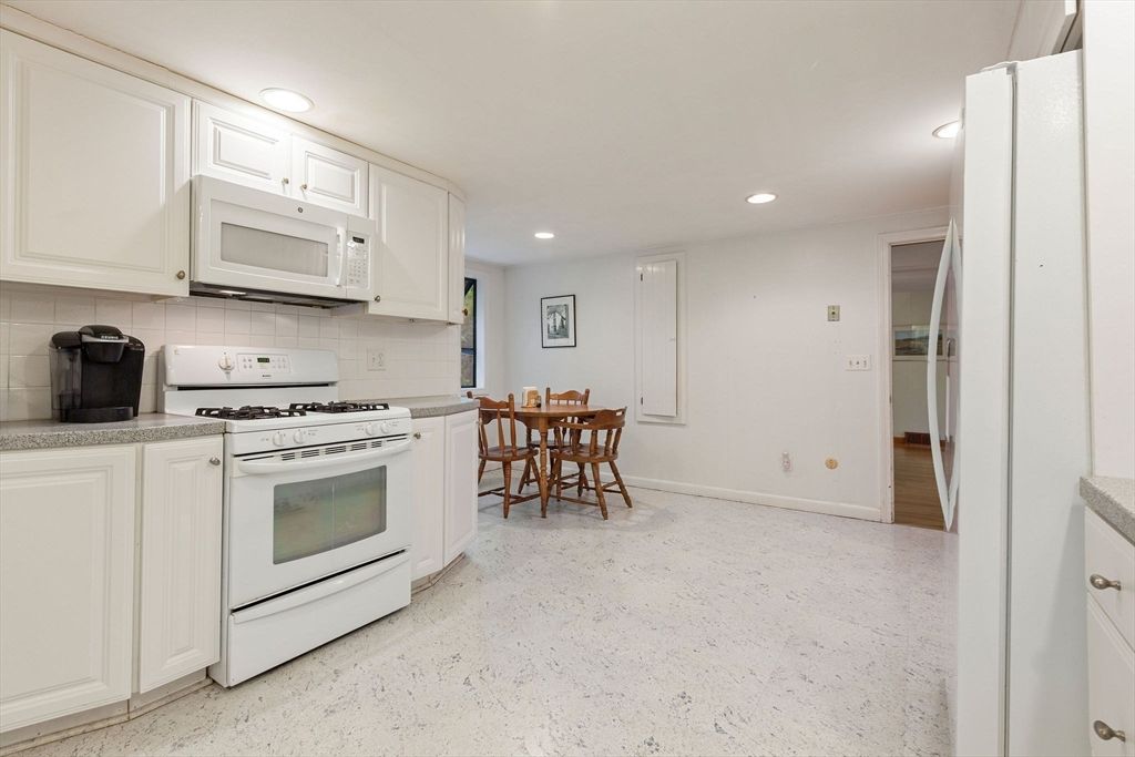 Dining room, Interior, Kitchen, Recessed Lighting