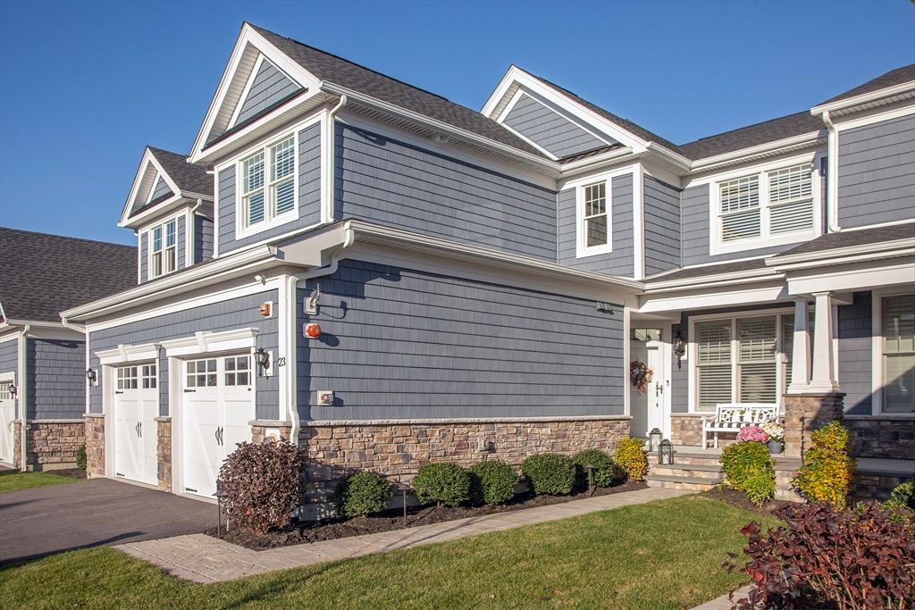 Attached, Exterior, Facade, American Craftsman