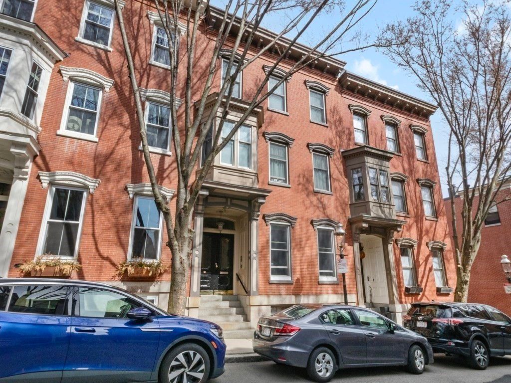Exterior, Facade, Brick Facade, Rowhouse