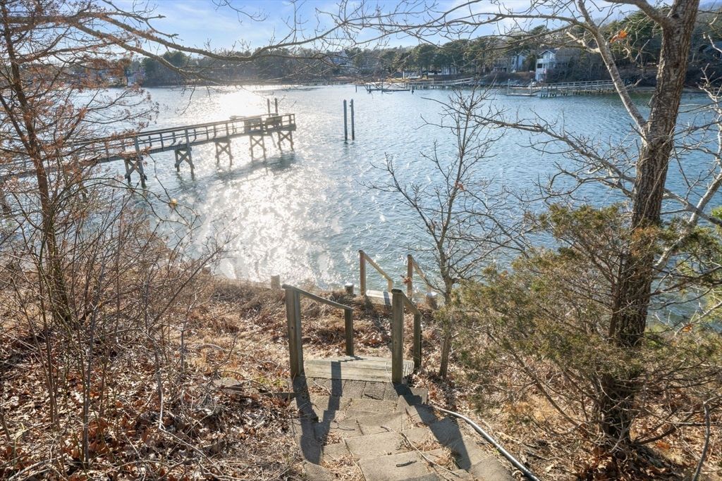 Exterior, Lake