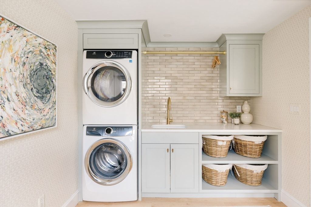 Interior, Utility Closets, Washer, Wood Texture Flooring