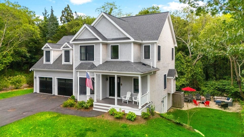 Attached, Exterior, Facade, Queen Anne Victorian