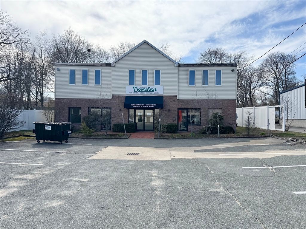 Exterior, Facade, Brick Facade, Raised Ranch