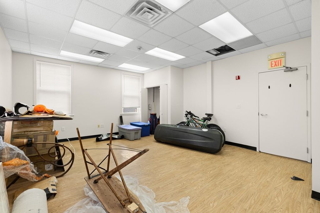 Fitness Equipment, Interior, Recessed Lighting, Wood Texture Flooring
