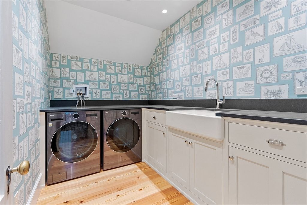 Interior, Recessed Lighting, Washer, Wood Texture Flooring