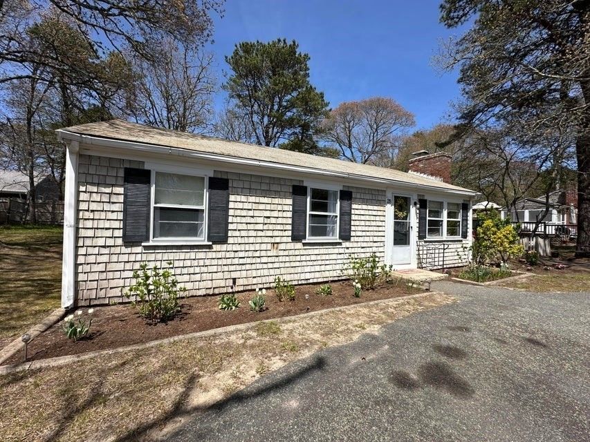 Exterior, Facade, Ranch