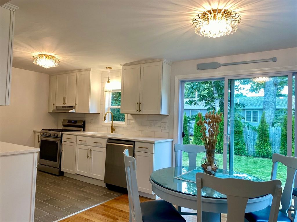 Dining room, Interior, Kitchen, Stainless Steel Appliances, Wood Texture Flooring