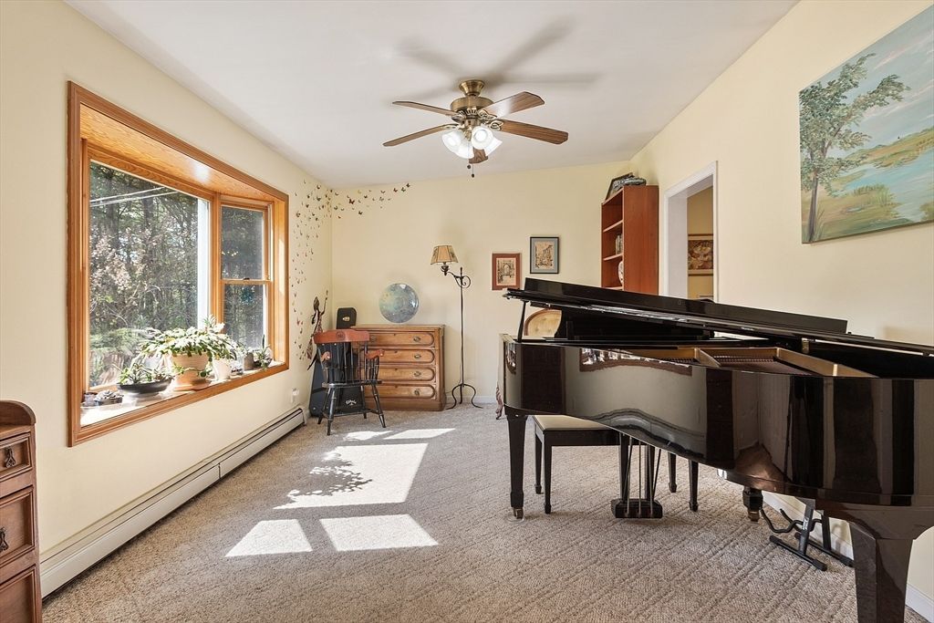Interior, Piano