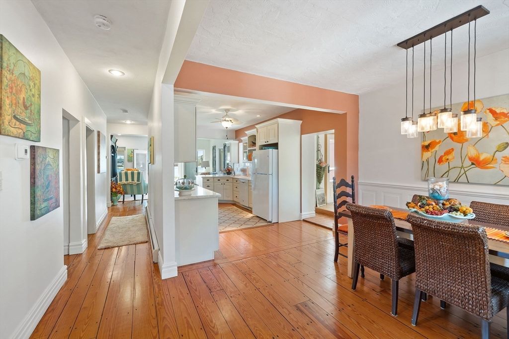 Dining room, Interior, Kitchen, Pendant Lights, Recessed Lighting, Wood Texture Flooring