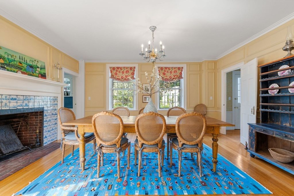 Chandelier, Dining room, Fireplace, Interior, Wood Texture Flooring