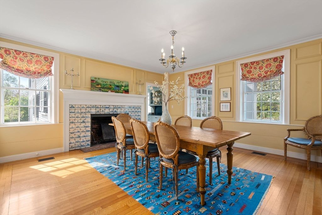 Chandelier, Dining room, Fireplace, Interior, Wood Texture Flooring