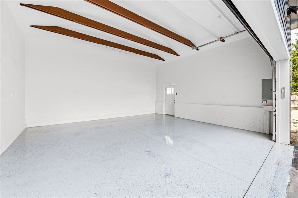 Empty room, Garage, Interior, Wooden Beams