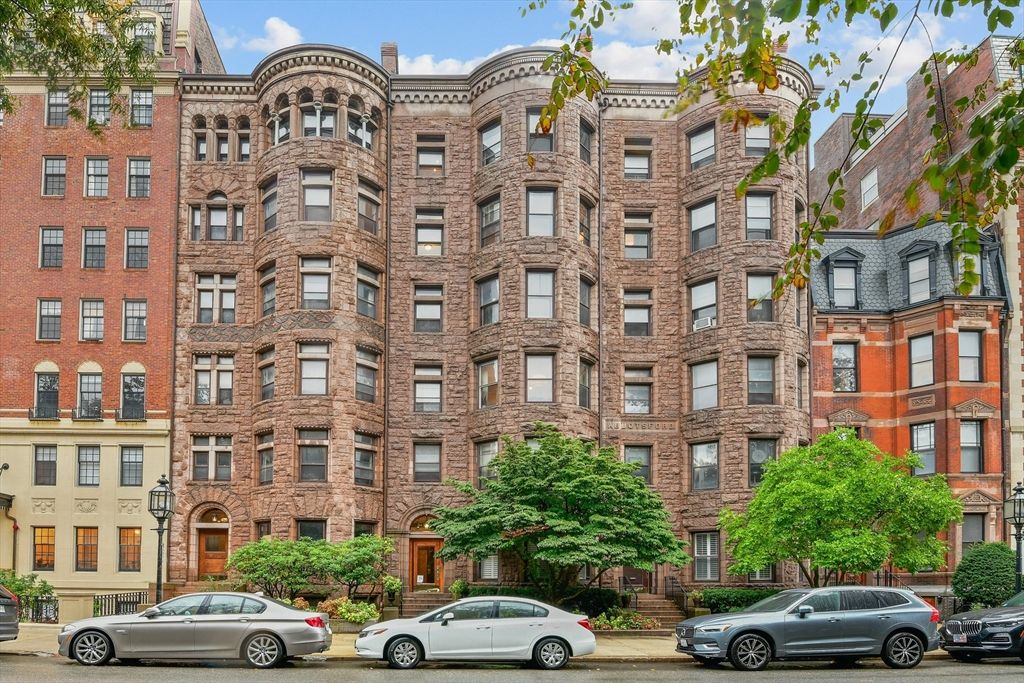 Exterior, Facade, Rowhouse