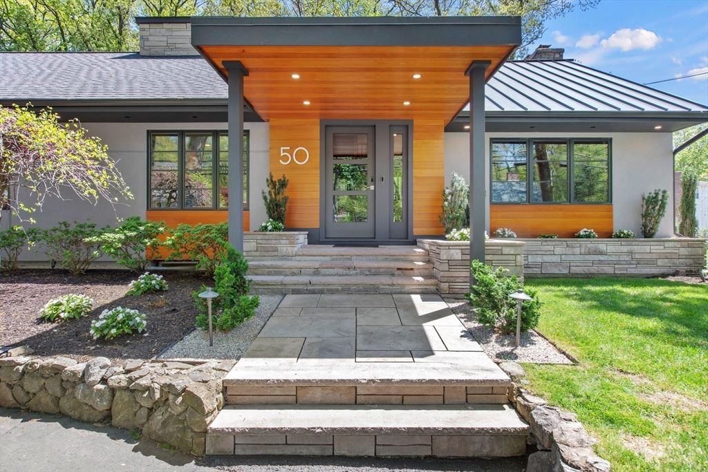 Exterior, Facade, Modern