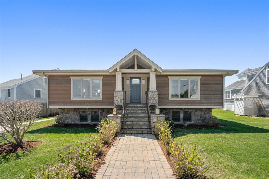 Exterior, Facade, Raised Ranch