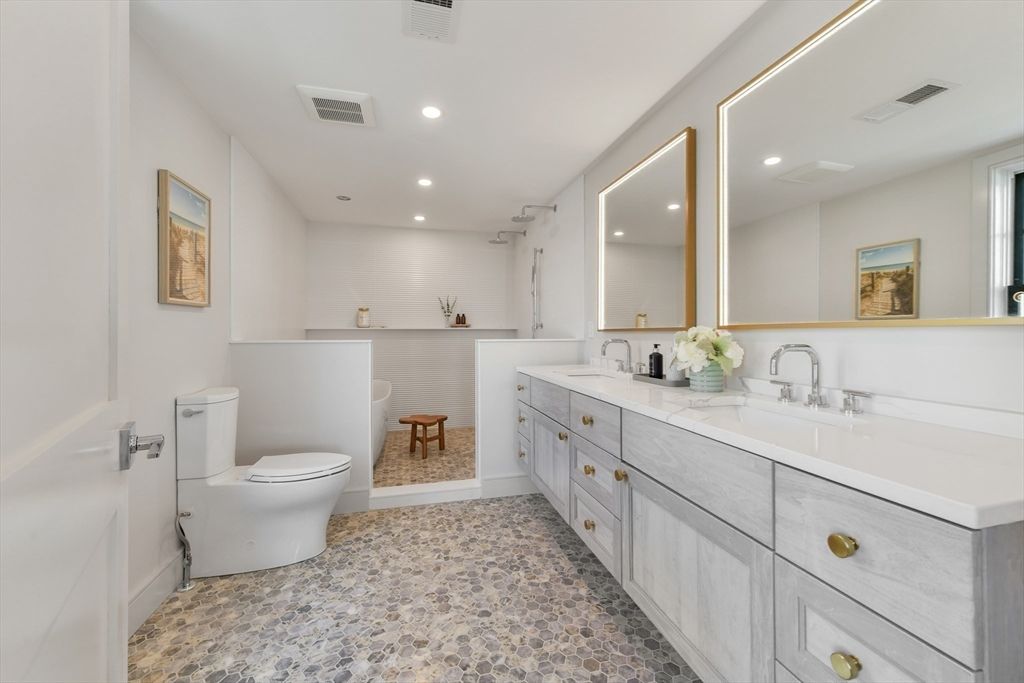 Bathroom, Dual Sink Vanities, Interior, Recessed Lighting