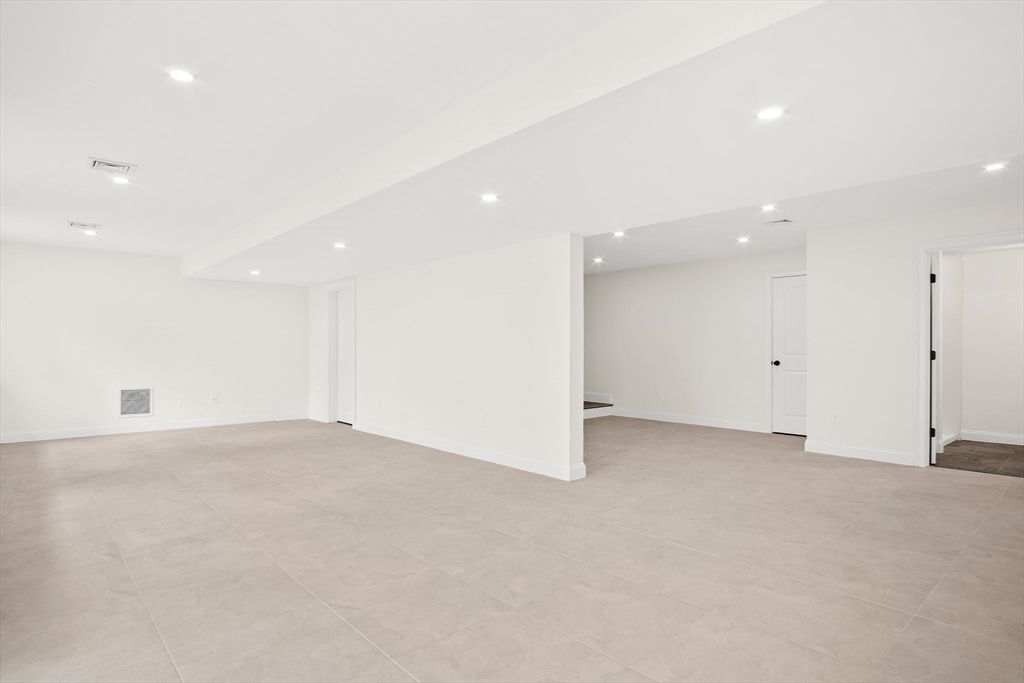 Empty room, Interior, Recessed Lighting