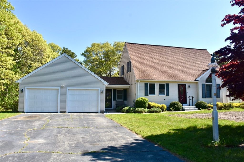 Attached, Exterior, Facade, Cape Cod
