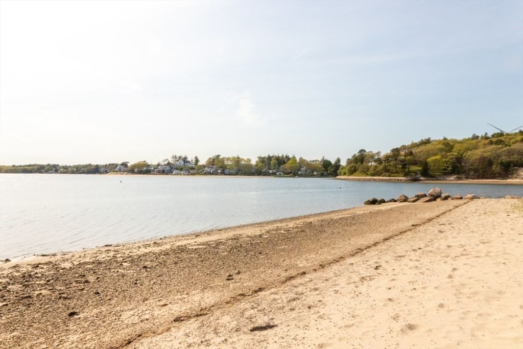 Exterior, Lake