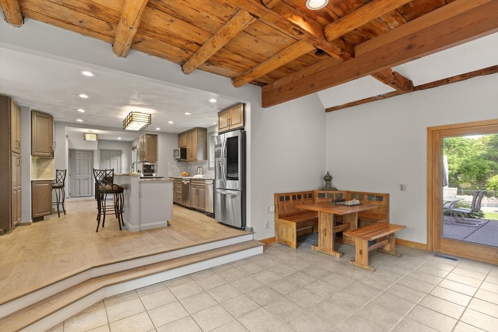 Dining room, Interior, Kitchen, Recessed Lighting, Stainless Steel Appliances, Wooden Beams, Wooden Ceilings