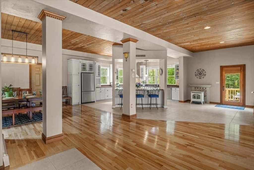 Dining room, Interior, Kitchen, Pendant Lights, Recessed Lighting, Wooden Ceilings, Wood Texture Flooring