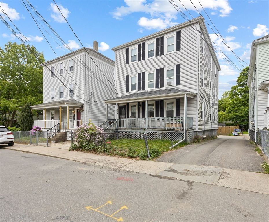 Exterior, Facade, American Foursquare