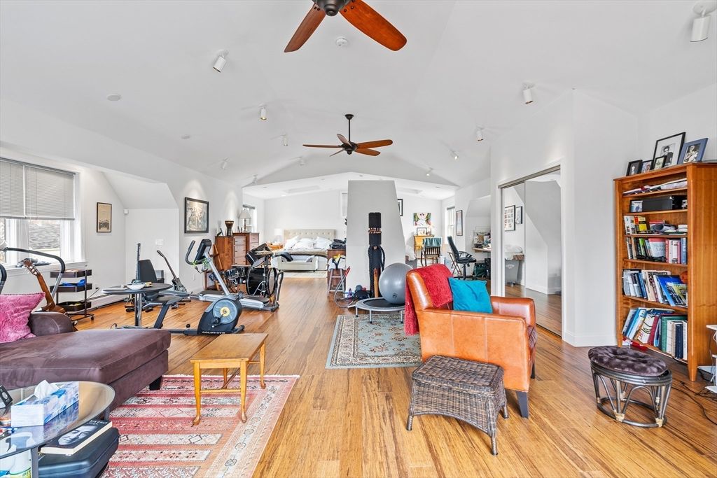 Fitness Equipment, Interior, Living room, Recessed Lighting, Wood Texture Flooring