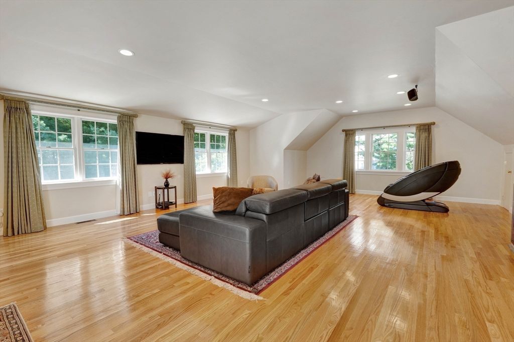 Fitness Equipment, Interior, Living room, Recessed Lighting, Wood Texture Flooring