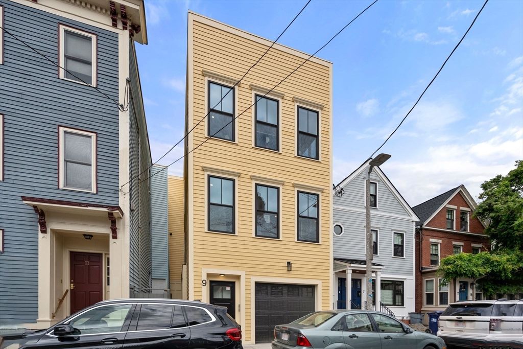 Attached, Exterior, Facade, Rowhouse