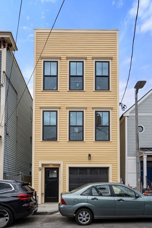 Attached, Exterior, Facade, Rowhouse