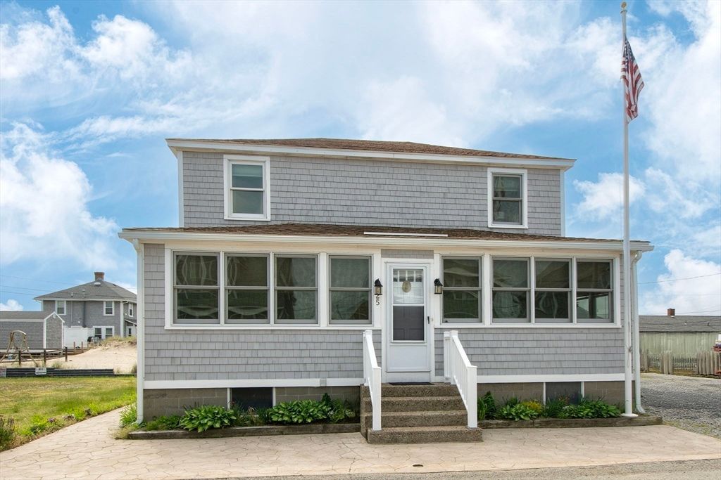 Exterior, Facade, Raised Ranch