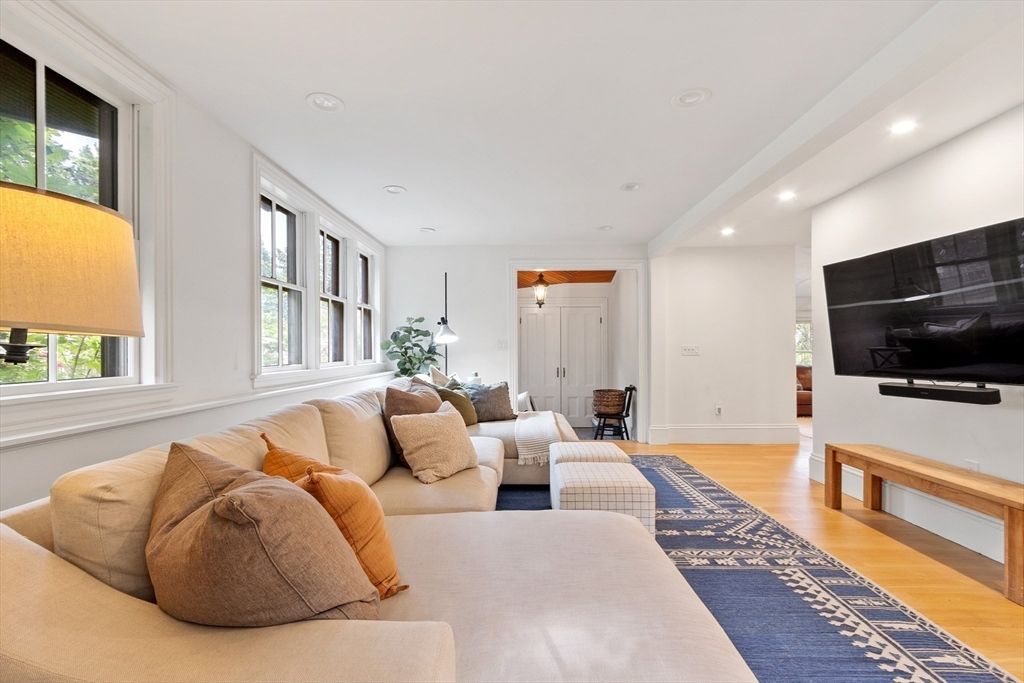Interior, Living room, Recessed Lighting, Wood Texture Flooring