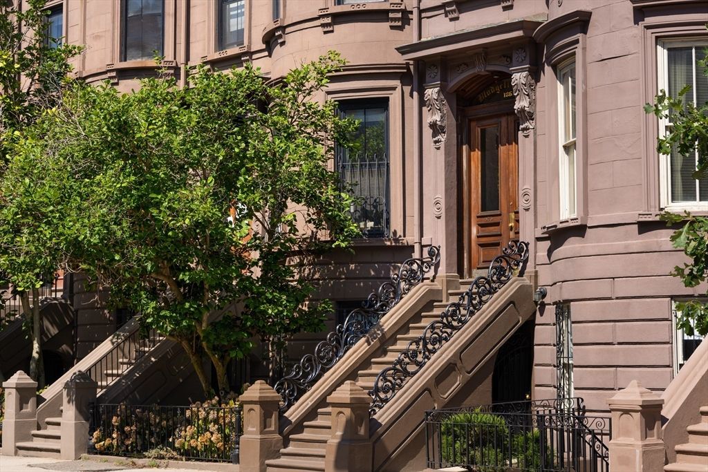 Exterior, Facade, Brownstone