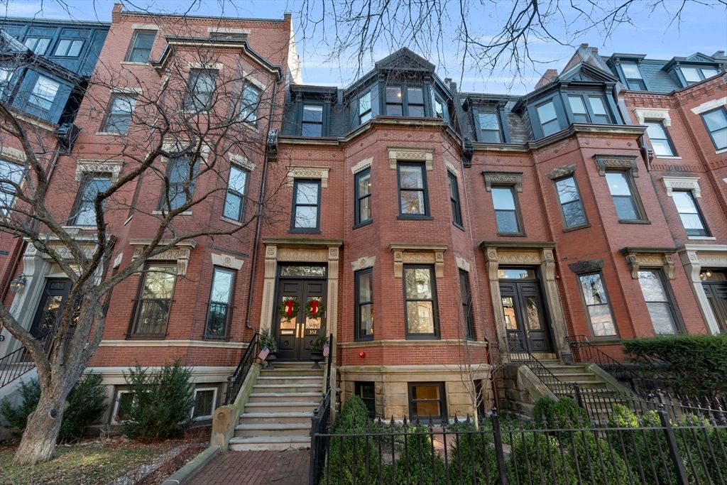 Exterior, Facade, Brick Facade, Rowhouse