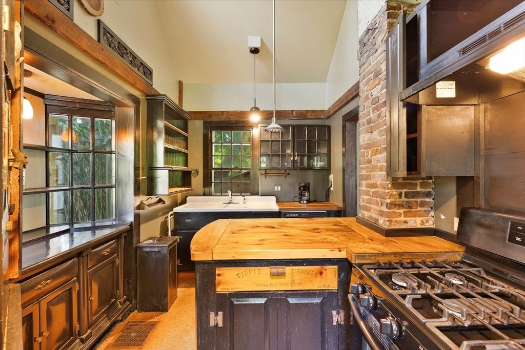 Interior, Kitchen, Pendant Lights, Stone Walls