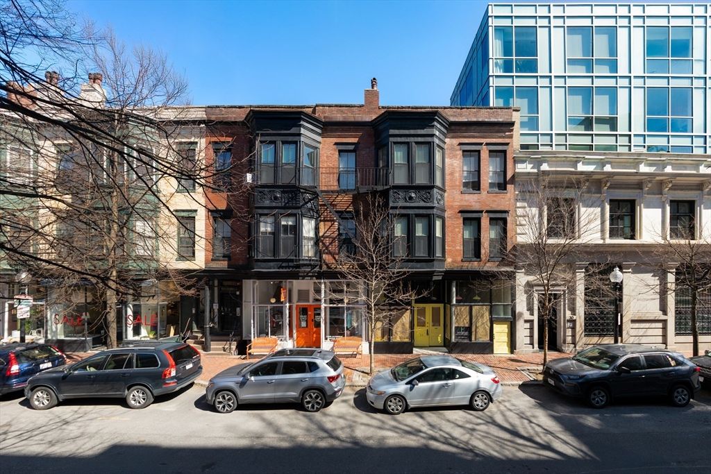 Exterior, Facade, Brick Facade, Rowhouse