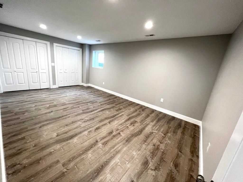 Empty room, Interior, Recessed Lighting, Wood Texture Flooring