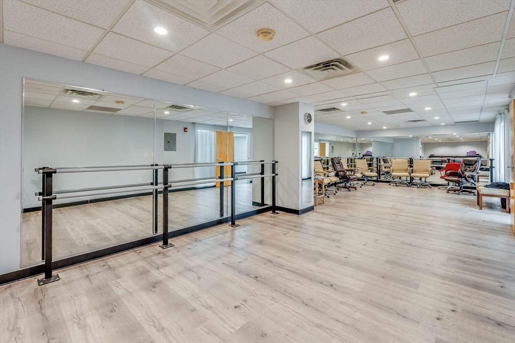 Fitness Equipment, Interior, Recessed Lighting, Wood Texture Flooring