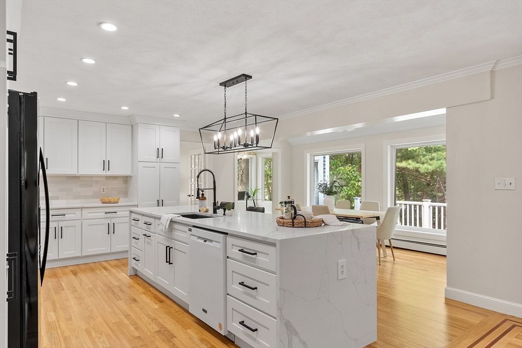 Chandelier, Dining room, Interior, Kitchen, Pendant Lights, Recessed Lighting, Wood Texture Flooring