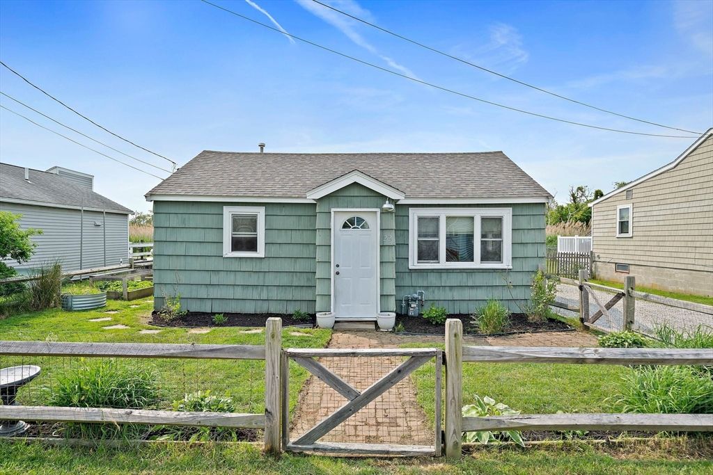 Exterior, Facade, Cape Cod
