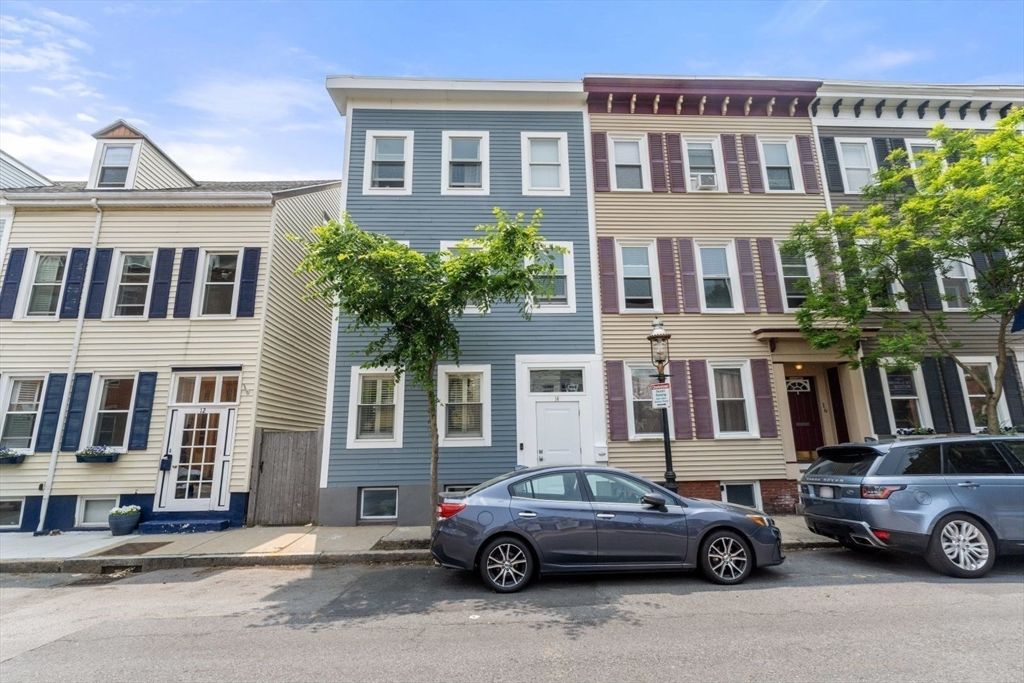 Exterior, Facade, Rowhouse