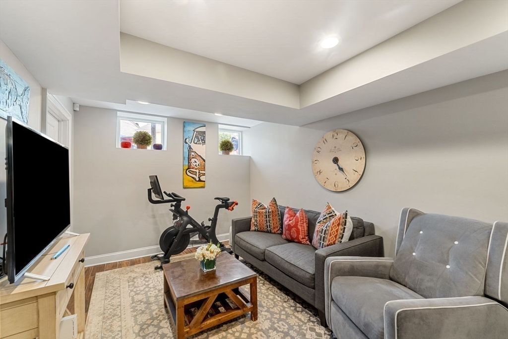 Fitness Equipment, Interior, Living room, Recessed Lighting, Wood Texture Flooring