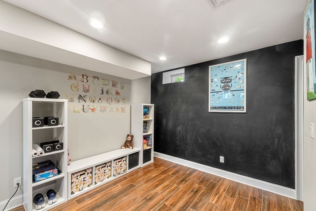 Interior, Recessed Lighting, Wood Texture Flooring