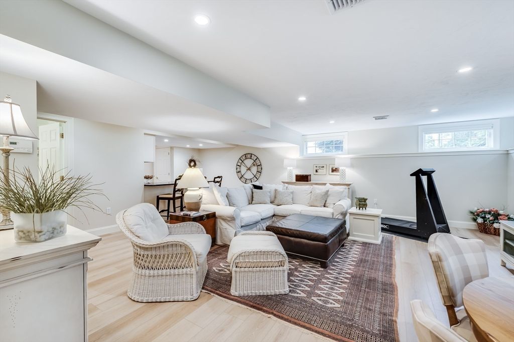 Fitness Equipment, Interior, Living room, Recessed Lighting, Wood Texture Flooring
