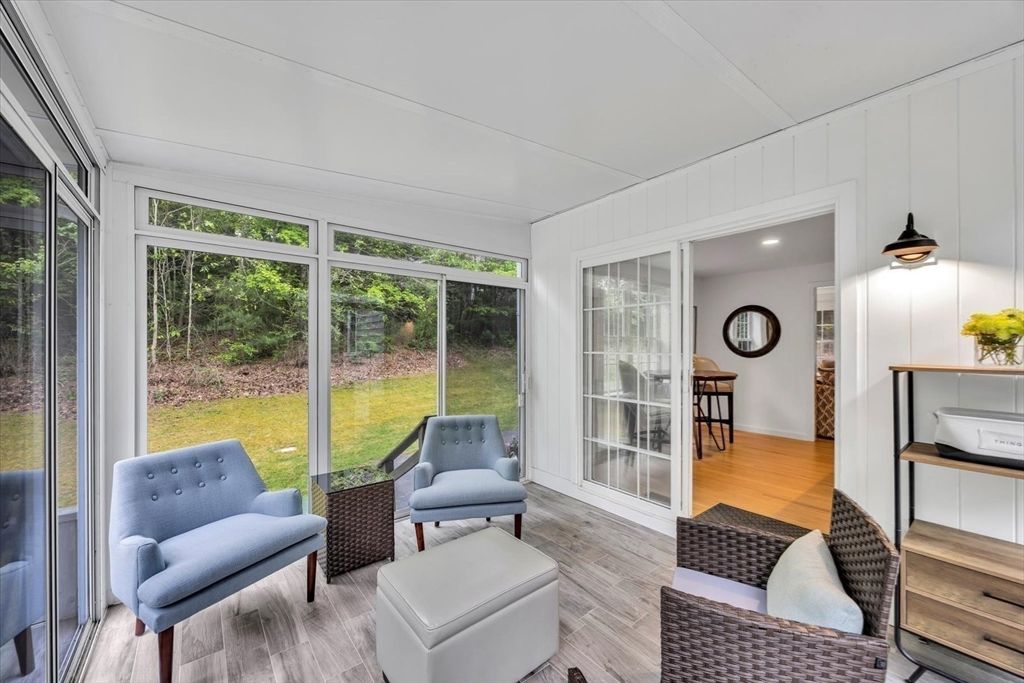 Interior, Recessed Lighting, Sun Room, Wood Texture Flooring