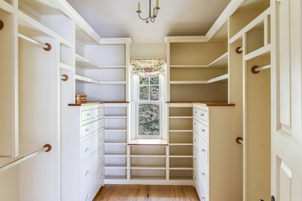 Interior, Walk-in Closets, Wood Texture Flooring