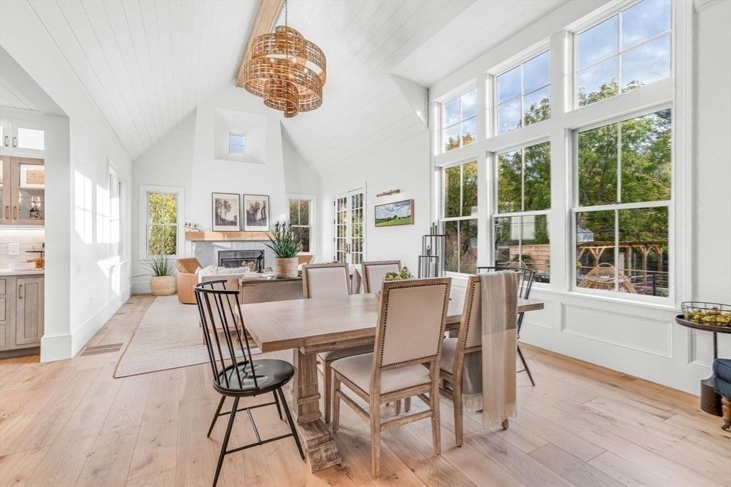 Chandelier, Dining room, Fireplace, Interior, Pendant Lights, Wood Texture Flooring