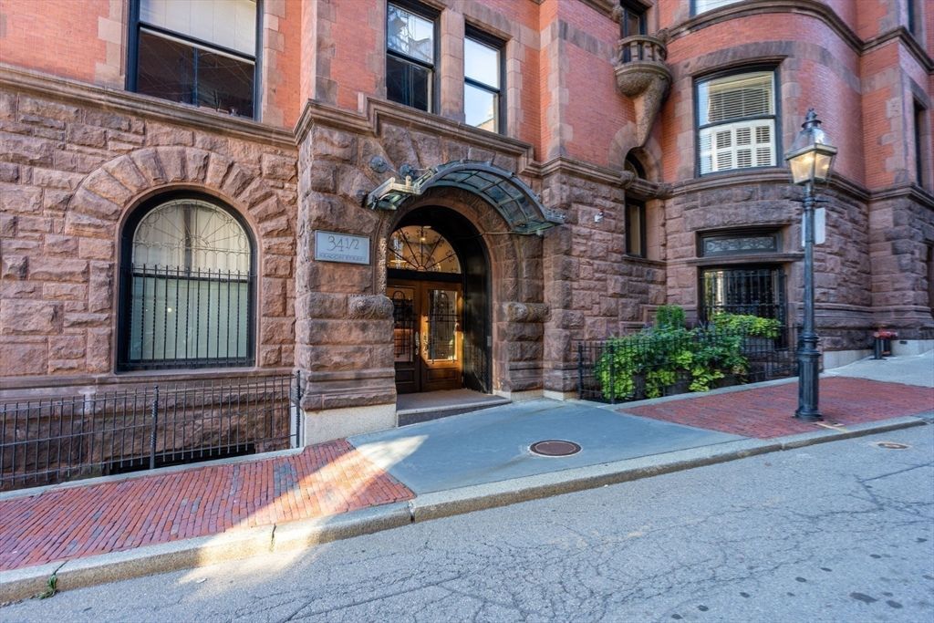 Exterior, Facade, Rowhouse