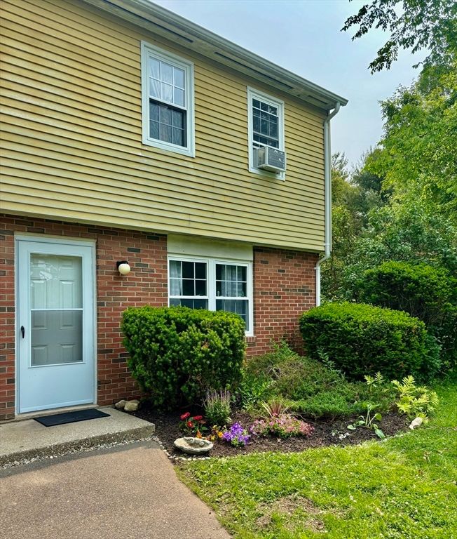 Exterior, Facade, Brick Facade, Split Level