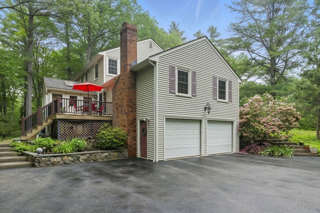 Attached, Exterior, Facade, Brick Facade, Raised Ranch